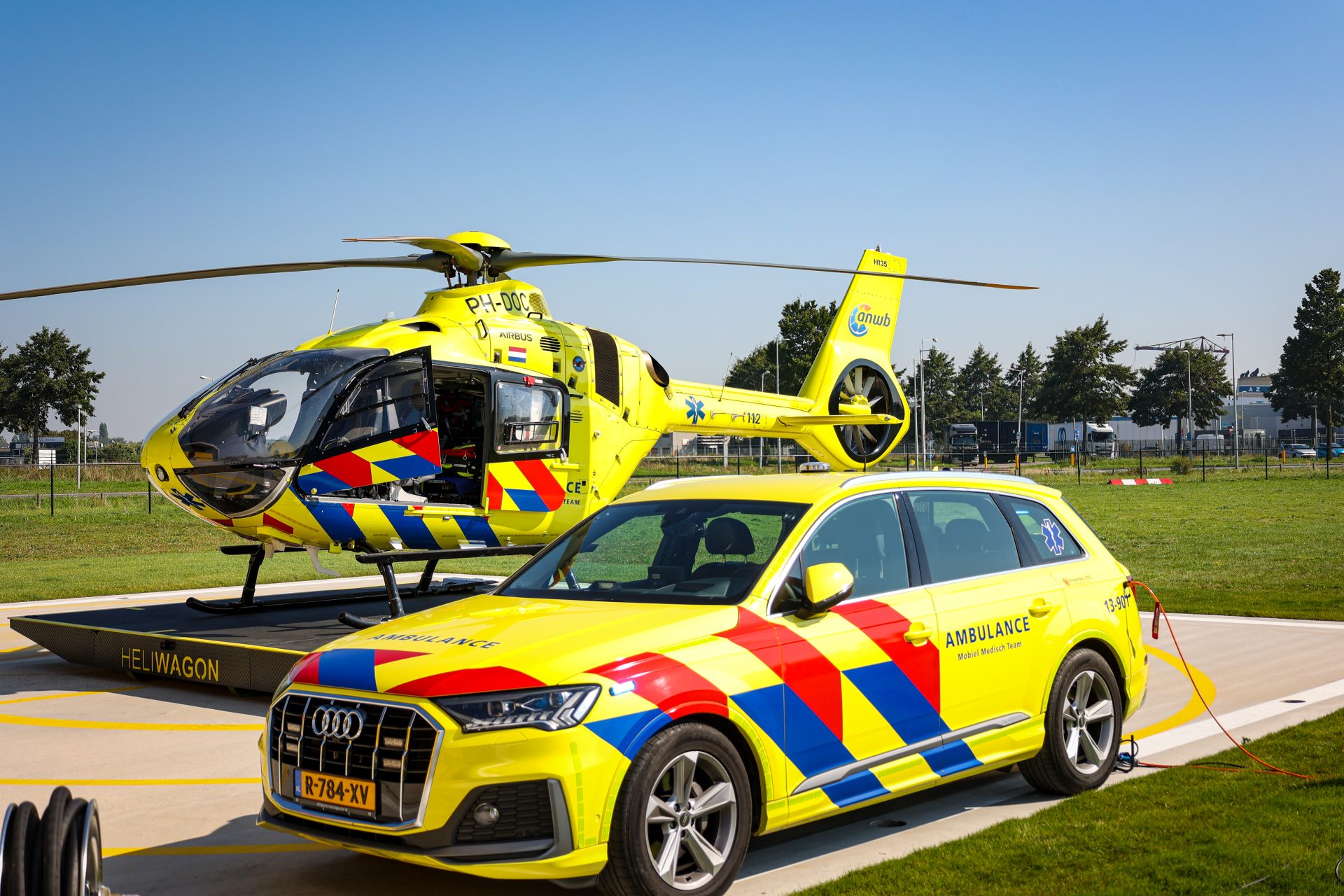 De traumahelikopter en de MMT auto op Amsterdam heliport.