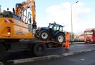 Tractor en vrachtwagen in botsing, weg dicht